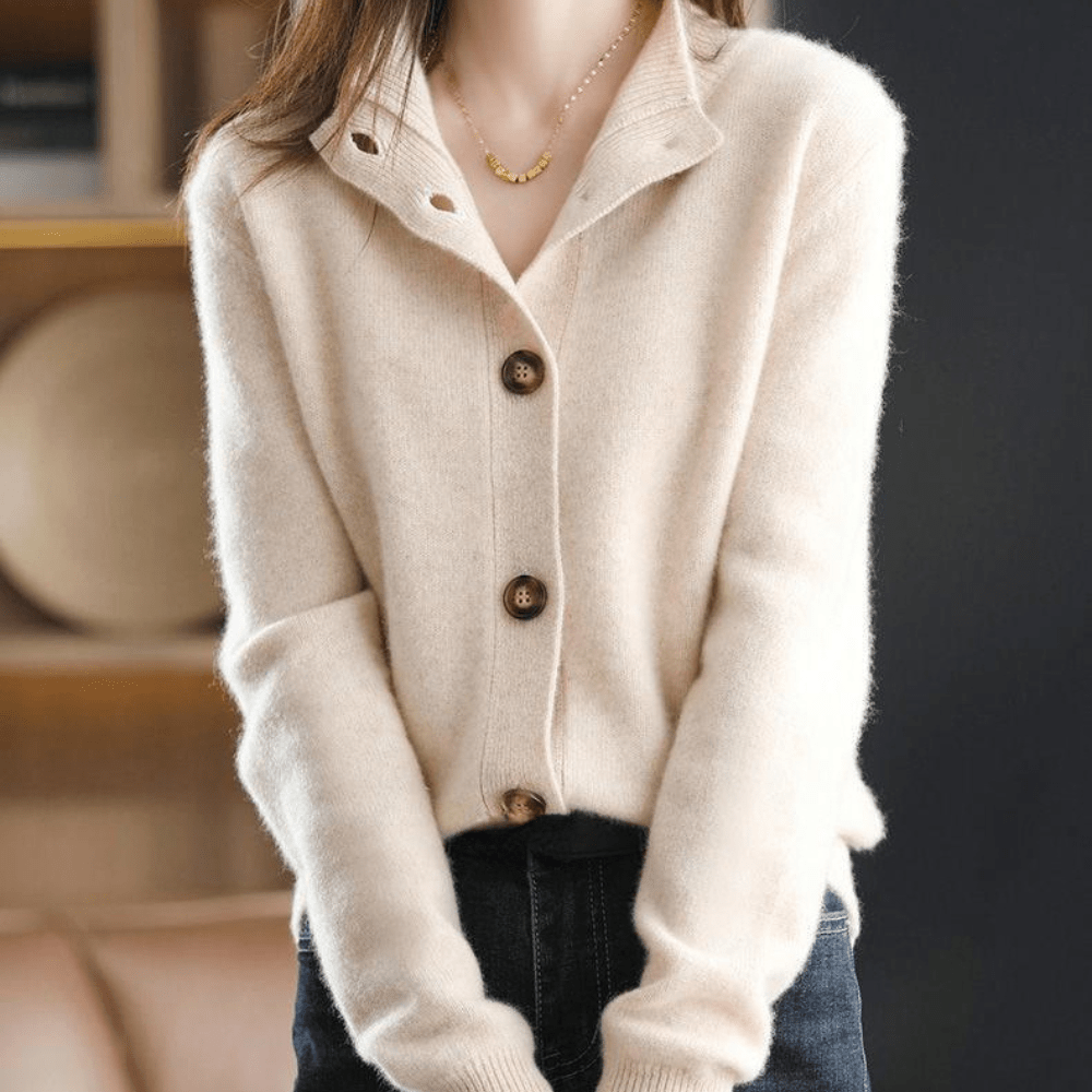 Damen Strickjacke beige, Knöpfe, weiches Material, modisch, Herbstmode, gemütlich, elegant.