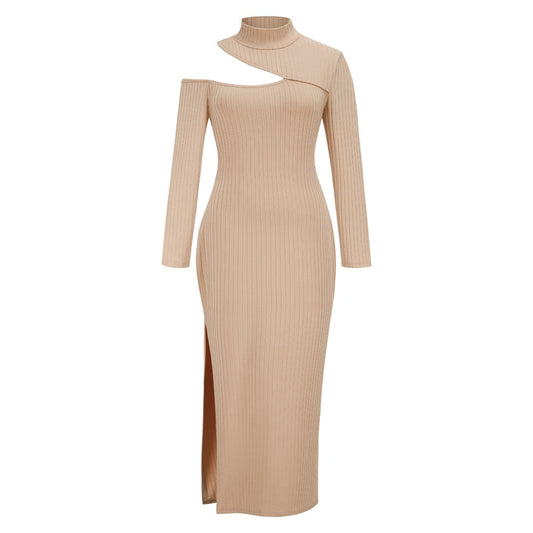 Beiges, langärmeliges Strickkleid mit asymmetrischem Ausschnitt und Seitenschlitz.