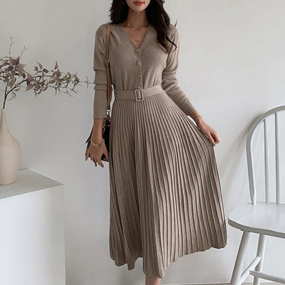 Damen Strickkleid beige, V-Ausschnitt, Langarm, Plissee-Rock, elegant, Herbstmode.