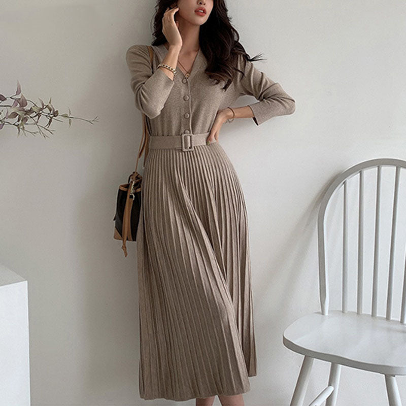 Frau in beige Strickkleid mit Gürtel, elegantes Design, Herbstmode, langärmelig, knielang.