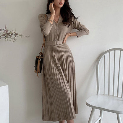 Frau in beige Strickkleid mit Gürtel, elegantes Design, Herbstmode, langärmelig, knielang.