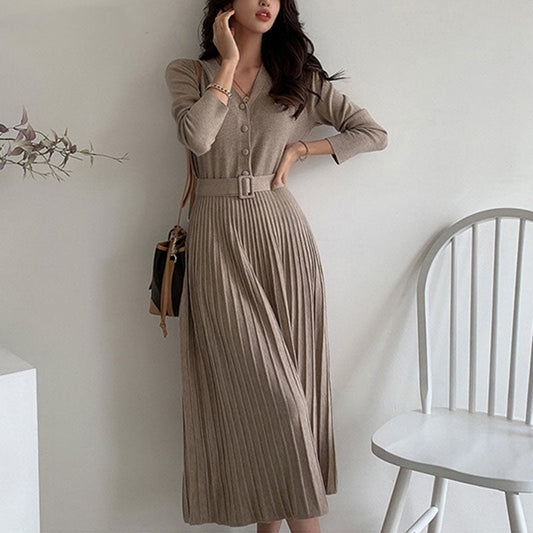 Frau in beige Strickkleid mit Gürtel, elegantes Design, Herbstmode, langärmelig, knielang.