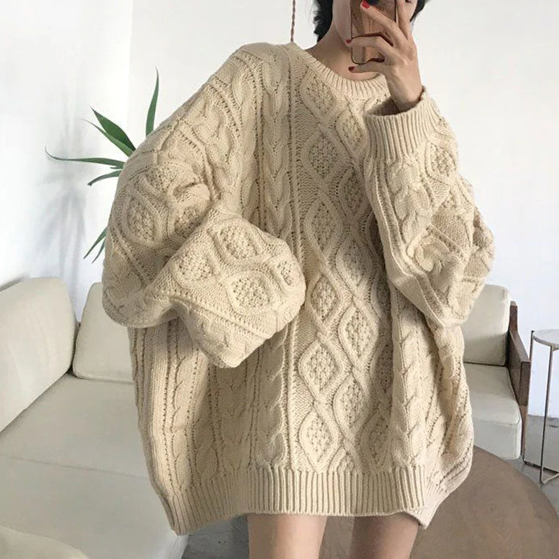 Beiger Oversize-Strickpullover, Zopfmuster, Damenmode, gemütlich, Herbst-Winter-Outfit.