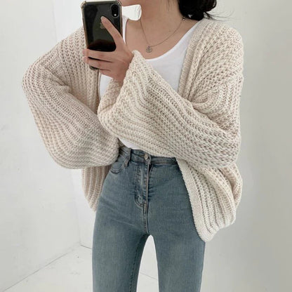 Damen Strickweste beige, gemütlich, stilvoll, lässig, modisch, weiches Material, Herbstmode.