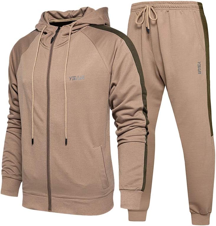 Beige Herren-Trainingsanzug mit Kapuze, Reißverschluss und grünen Streifen, Sportbekleidung.