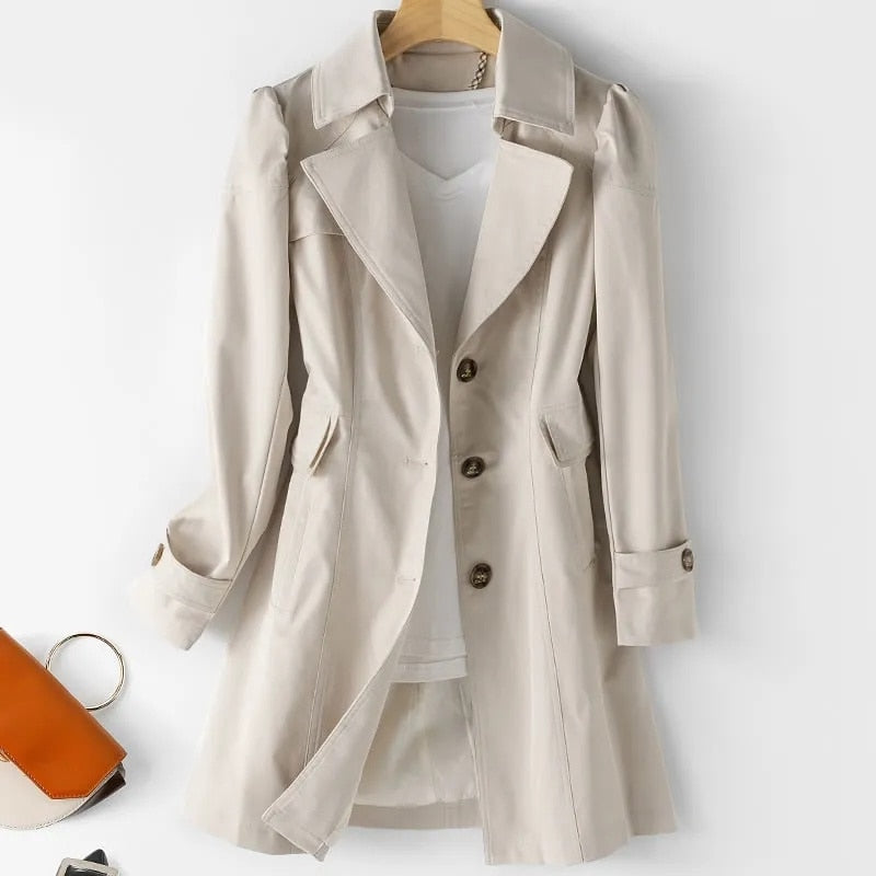 Beiger Damen-Trenchcoat aus Baumwolle, klassisch, elegant, Herbstmode, Knopfleiste.