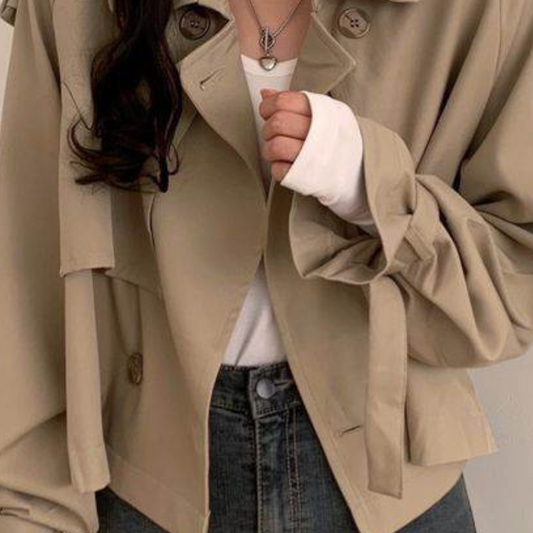 Beige Damen-Trenchcoat, Knöpfe, Gürtel, lässig, Herbstmode, über weißem Shirt, Jeans.