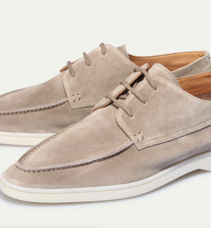 Beige Wildleder-Herrenschuhe, Schnürschuhe, elegante Freizeitschuhe, modisch, komfortabel.
