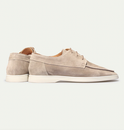 Beige Wildleder-Sneaker für Herren, seitliche Ansicht, modisch, bequem, rutschfeste Sohle.