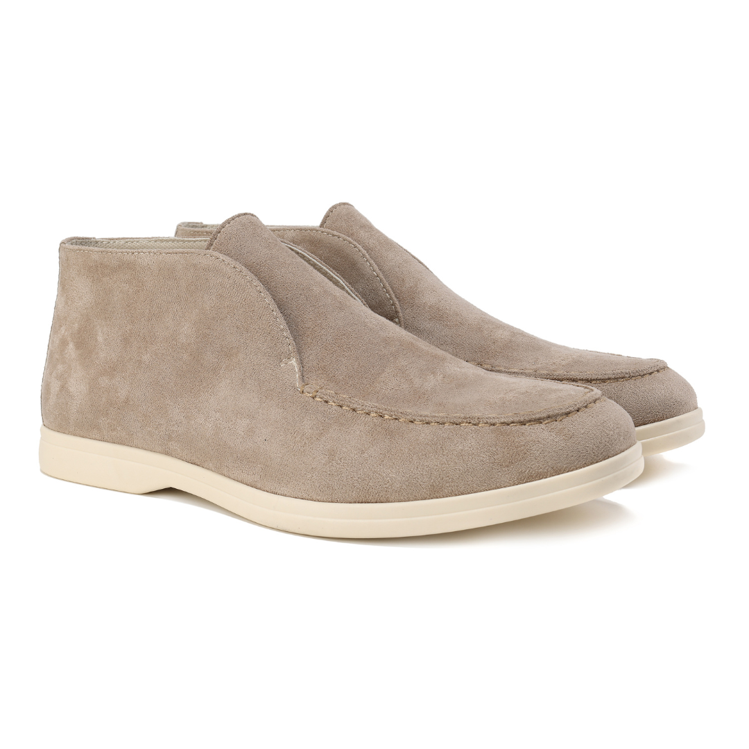 Beige Wildlederstiefel für Herren, knöchelhoch, rutschfeste Sohle, elegantes Design.