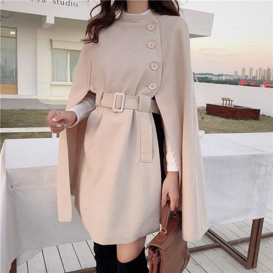 Damen Cape-Kleid beige, Knöpfe, Gürtel, elegantes Design, Herbstmode, stilvoller Look.
