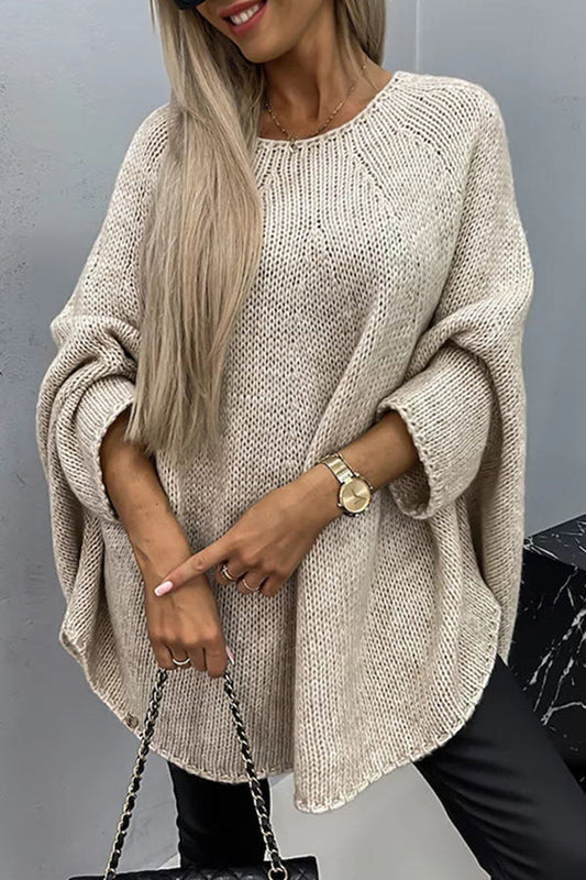 Frau in beigem Strickpullover, lange Ärmel, lässiger Stil, modisch, Herbstmode.