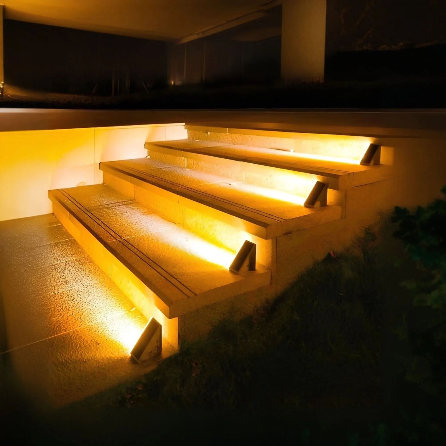 Beleuchtete Außentreppe aus Holz bei Nacht, moderne Architektur, warmes LED-Licht.