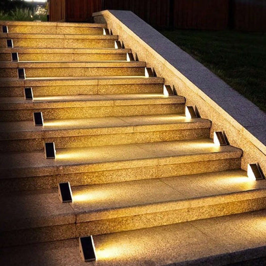 Beleuchtete Steintreppe im Freien, moderne LED-Stufenbeleuchtung, Nachtaufnahme