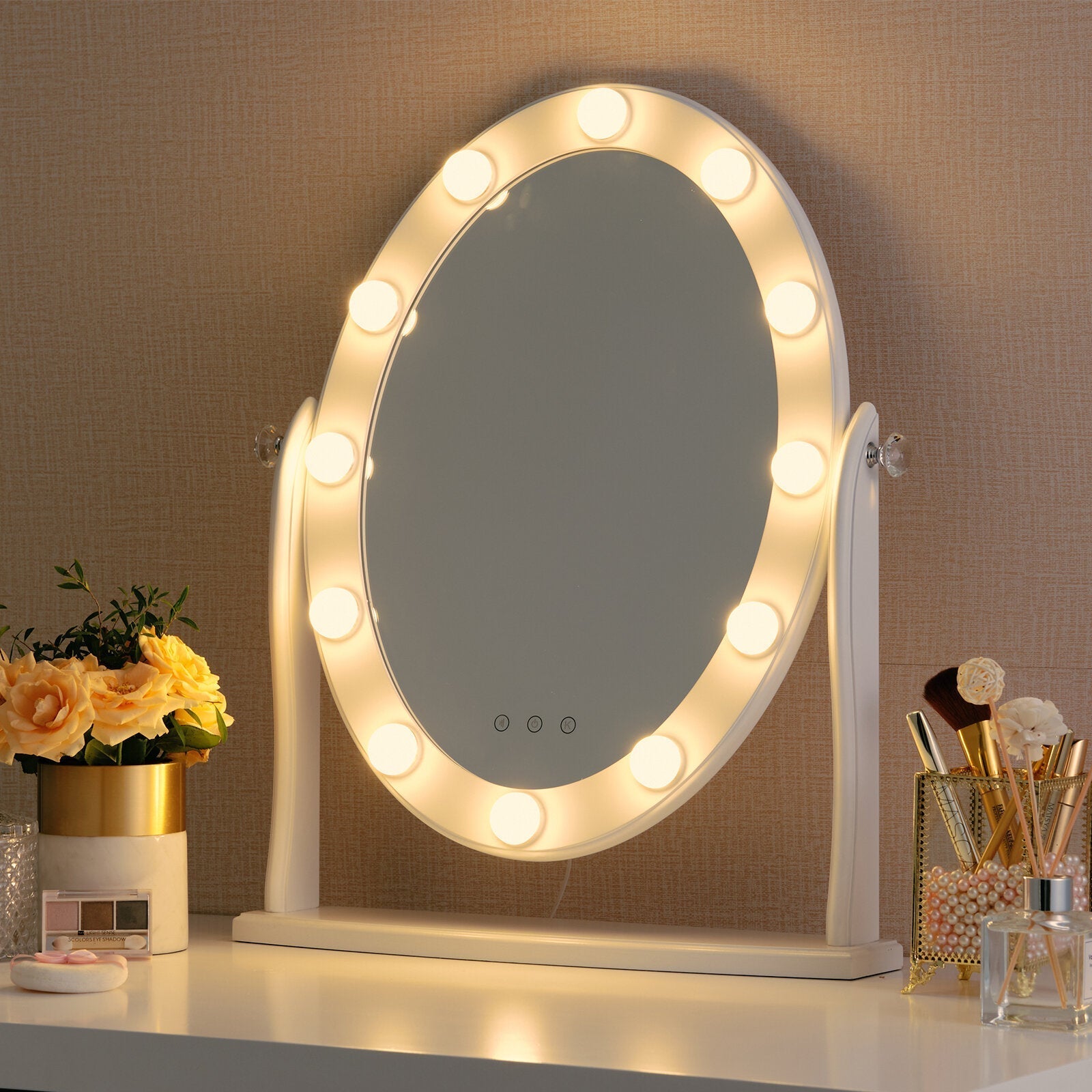 Beleuchteter ovaler Schminkspiegel mit LED-Lichtern auf weißem Tisch, ideal für Make-up.