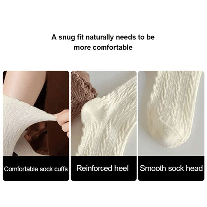 Weiße Baumwollsocken mit verstärkter Ferse, glattem Kopf und bequemen Bündchen.
