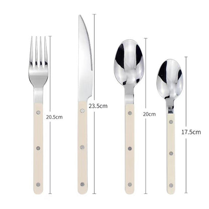 Besteckset aus Edelstahl mit cremefarbenen Griffen, bestehend aus Gabel, Messer, Löffel, Teelöffel.