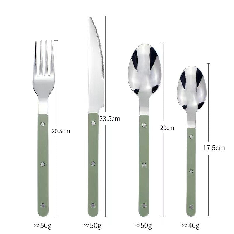 Besteckset aus Edelstahl mit grünem Griff, bestehend aus Gabel, Messer, Löffel, Teelöffel.