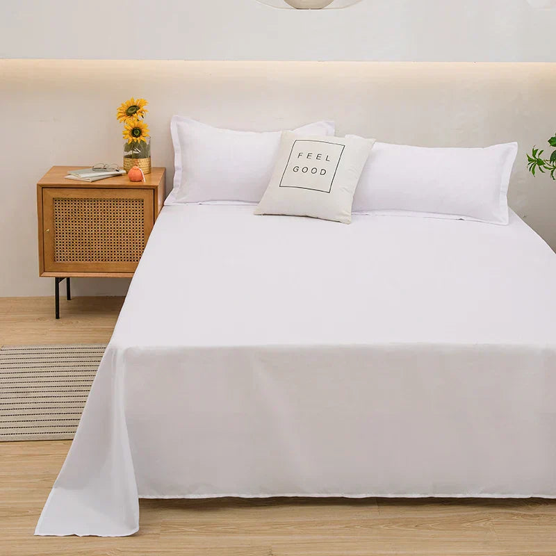 Weißes Bettlaken-Set mit Kissen, modernes Schlafzimmer, Holz-Nachttisch, Sonnenblumen-Deko.