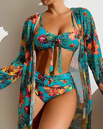 Frau im bunten Blumen-Bikini-Set mit passendem Kimono, Sommermode, Strandkleidung.