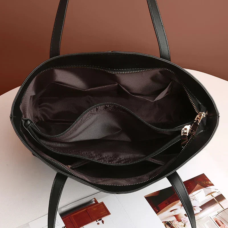 Blick von oben in die schwarze Tasche: Innenfutter mit Reißverschlussfach und mehreren offenen Fächern 5