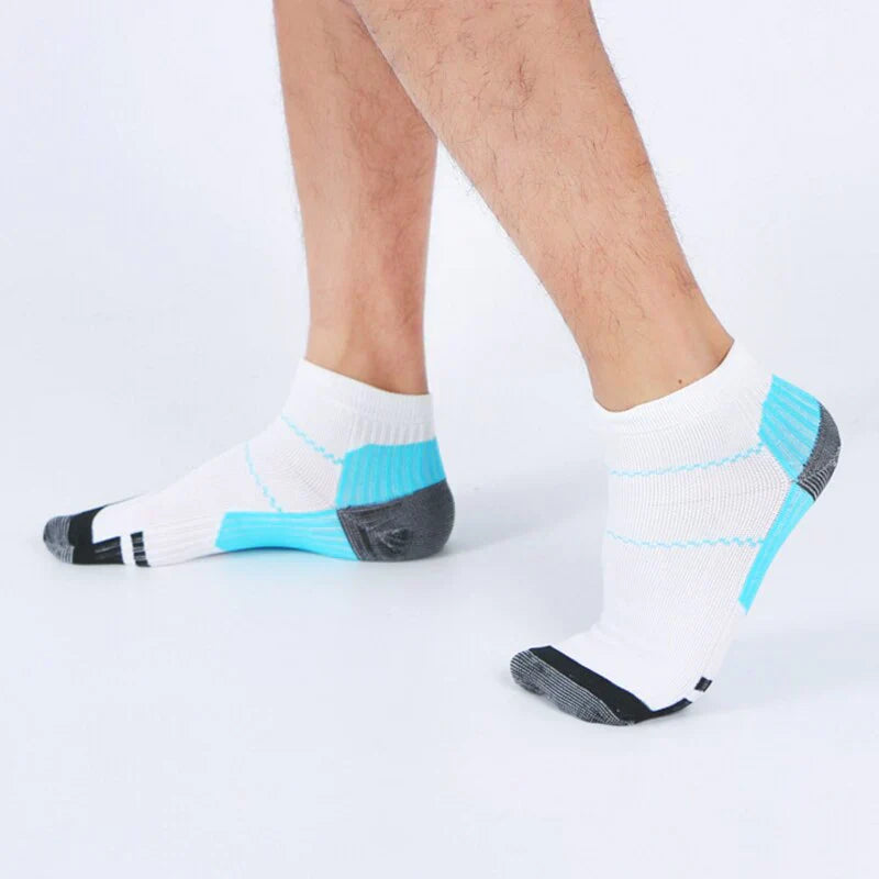 Weiße Sportsocken mit blauen und grauen Akzenten, atmungsaktiv, für Herren, Nahaufnahme.