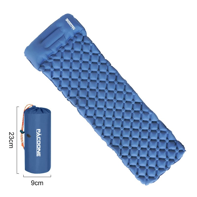 Blaue aufblasbare Isomatte mit Kissen, kompakt, ideal für Camping und Outdoor-Aktivitäten.