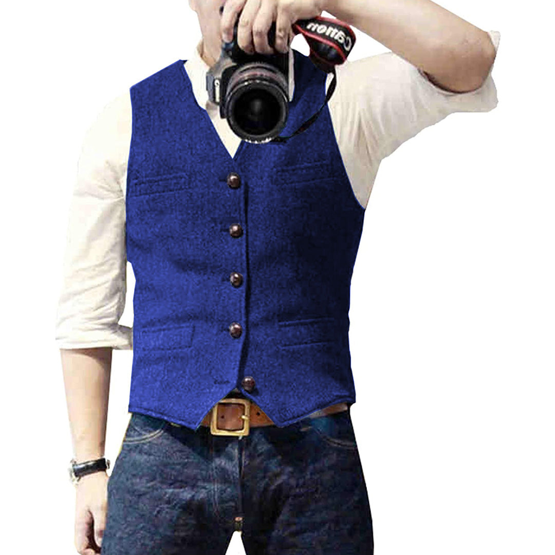 Mann mit blauem Herrenweste, weißem Hemd, Jeans, hält Kamera, Modefotografie.