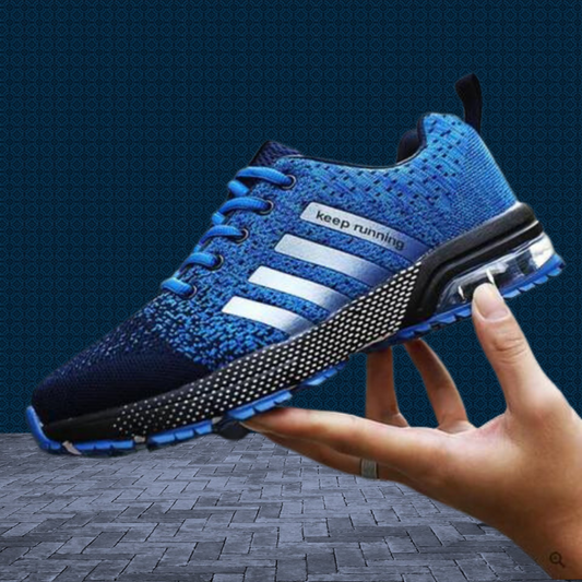 Blaue Laufschuhe mit weißen Streifen, atmungsaktiv, sportlich, für Herren, auf grauem Boden.
