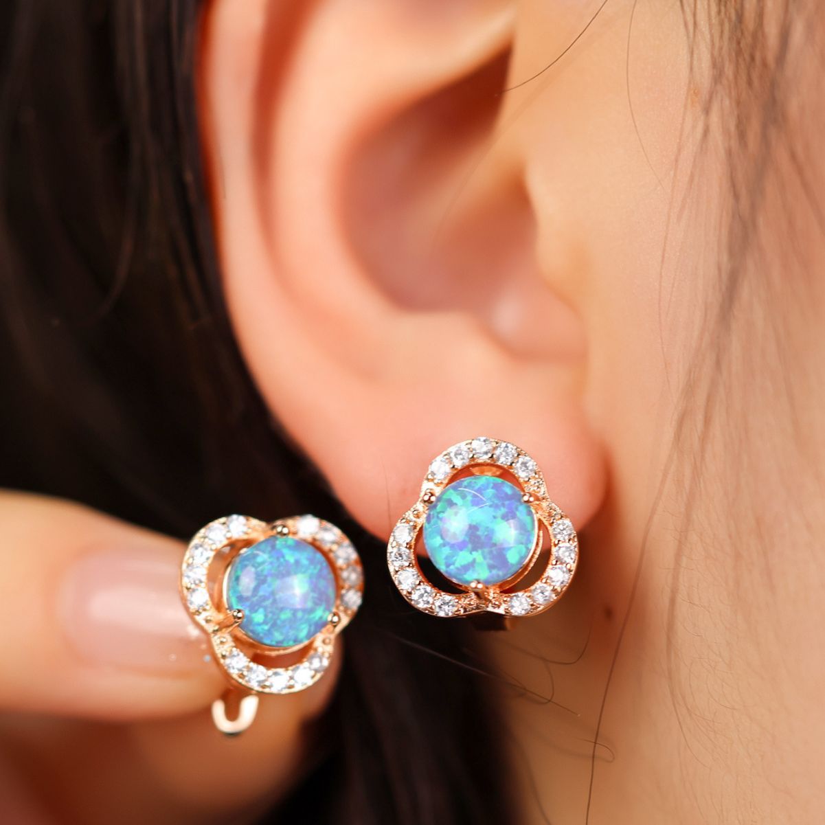 Opal Ohrringe mit Zirkonia, roségold, rund, Damen Schmuck, elegantes Design, Nahaufnahme.