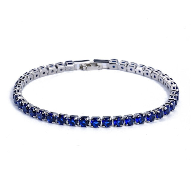 Silbernes Tennisarmband mit blauen Saphiren, eleganter Schmuck, Damenaccessoire.