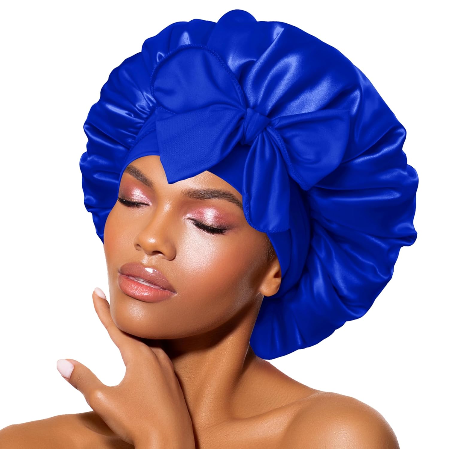 Frau mit blauem Satin-Haarschutz, Schleife, glänzend, Haarpflege, modisch, elegant.