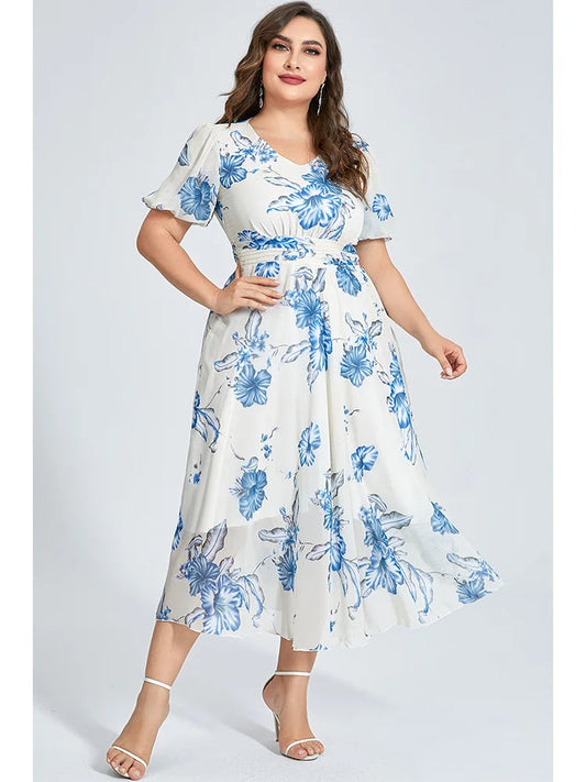 Frau in weißem Kleid mit blauen Blumen, Sommermode, Plus-Size, elegantes Design.