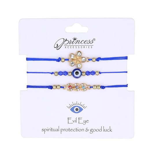 Drei blaue Armbänder mit bösem Auge, Kristallen, Glücksbringer, auf weißem Hintergrund.