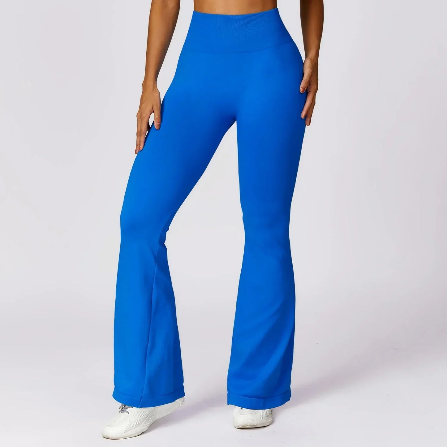 Frau in blauer Schlaghose, Sportbekleidung, elastisch, bequem, modisch, Fitness, Yoga.