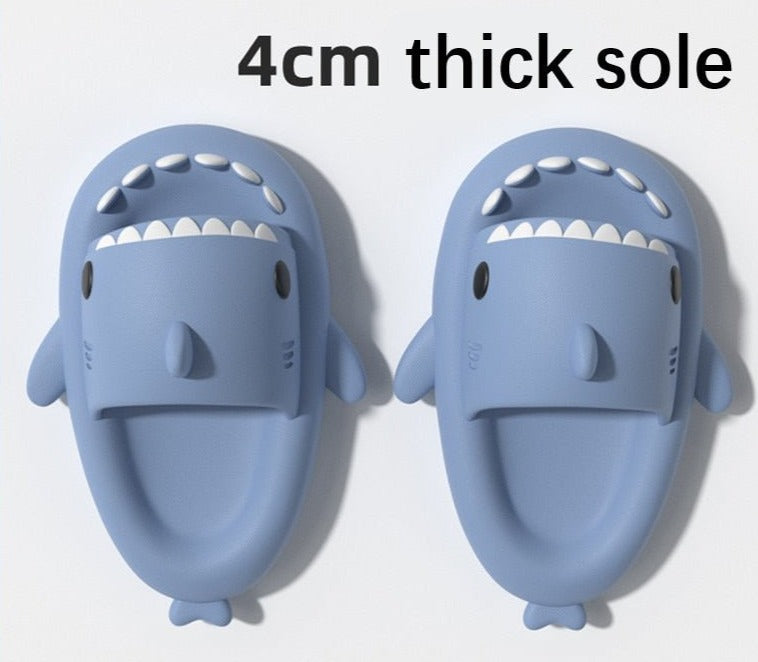 Blaue Hausschuhe mit 4 cm dicker Sohle, Haifisch-Design, rutschfest, bequem.