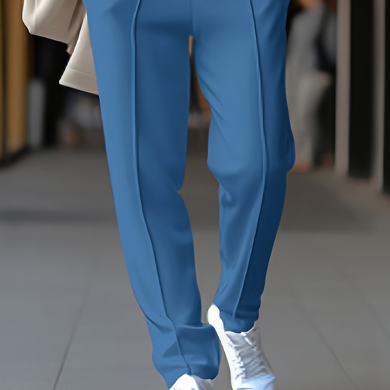 Blaue Damenhose aus Baumwolle, elegant, mit weißen Sneakern kombiniert, modisch, bequem.