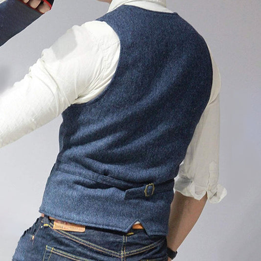 Mann in weißem Hemd und blauer Weste aus Denim, Rückansicht, modisch, lässiger Stil.
