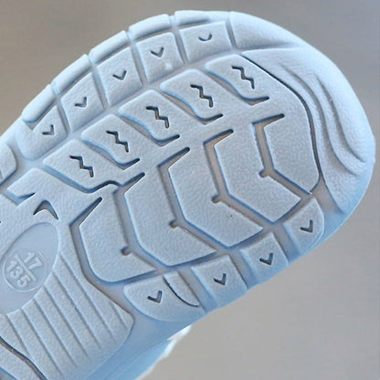 Blaue Kinderschuhsohle mit rutschfestem Profil, Größe 17/18, langlebig und flexibel.