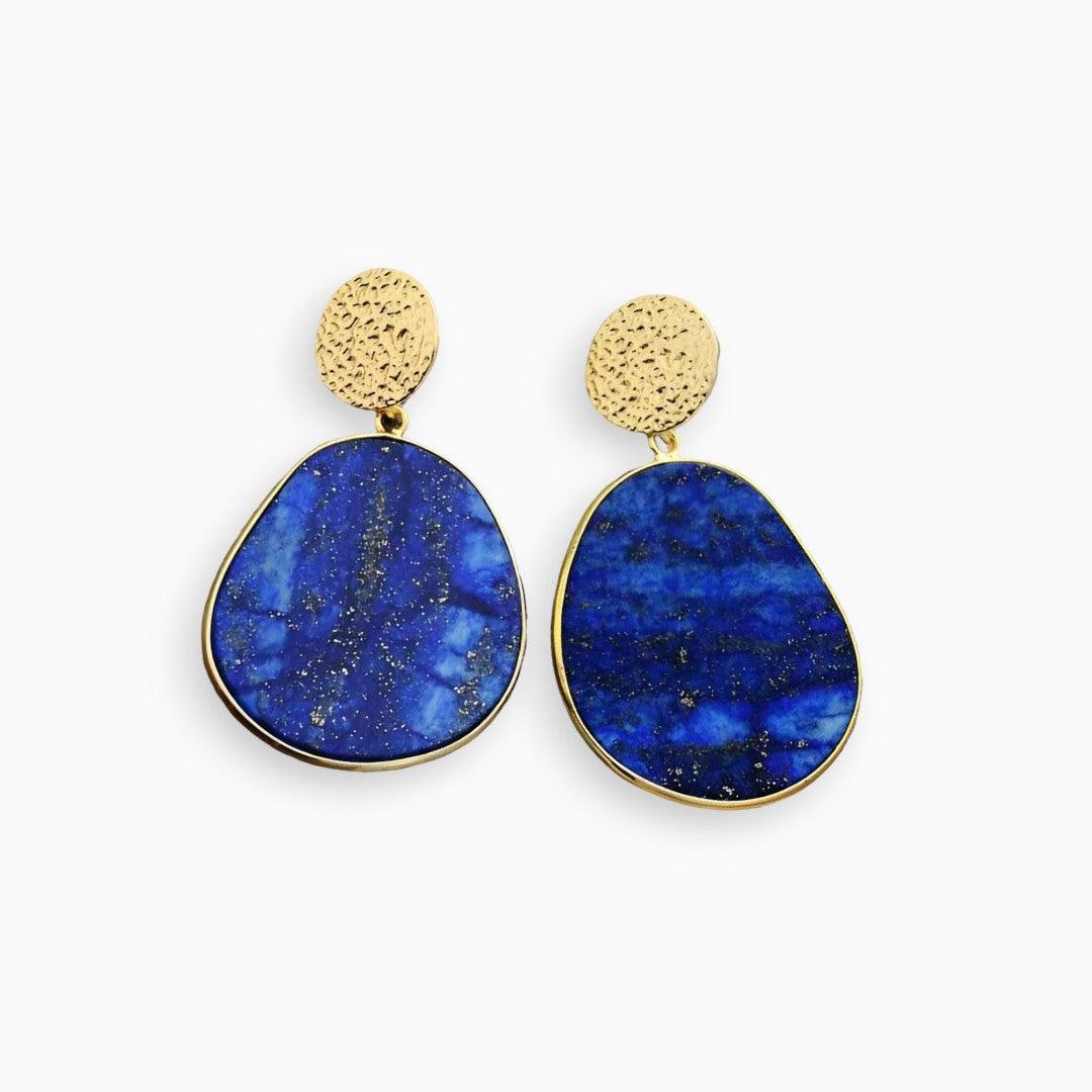 Goldene Ohrringe mit blauen Steinen, eleganter Schmuck, modische Accessoires, Damenmode.
