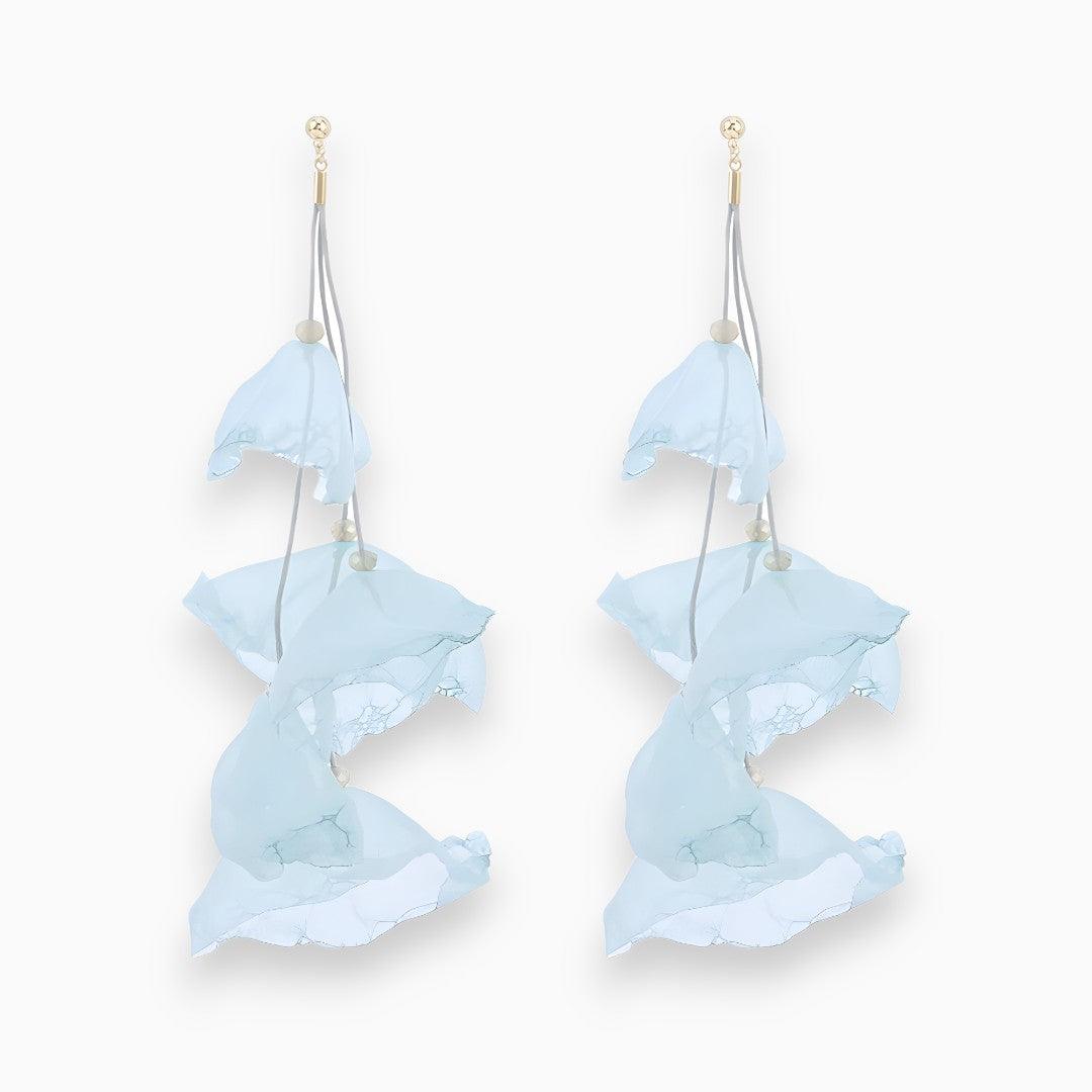 Zarte blaue Ohrringe aus Stoff, handgefertigt, modisches Accessoire, elegantes Design.
