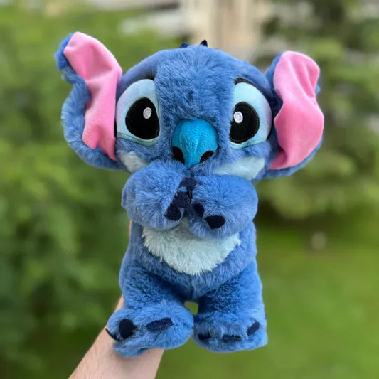 Blauer Plüsch-Stofftier, große Augen, rosa Ohren, süßes Design, Kinder-Spielzeug.