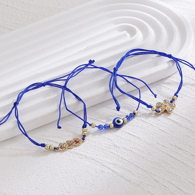 Blaue Armbänder mit Perlen und Anhängern auf weißem Hintergrund, modische Schmuckaccessoires.