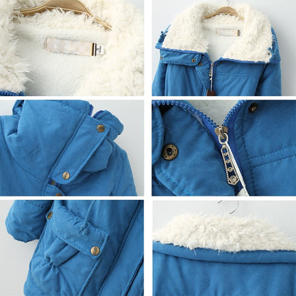 Blaue Winterjacke mit weißem Kunstfellkragen, Reißverschluss, Knöpfen und Taschen für Damen.