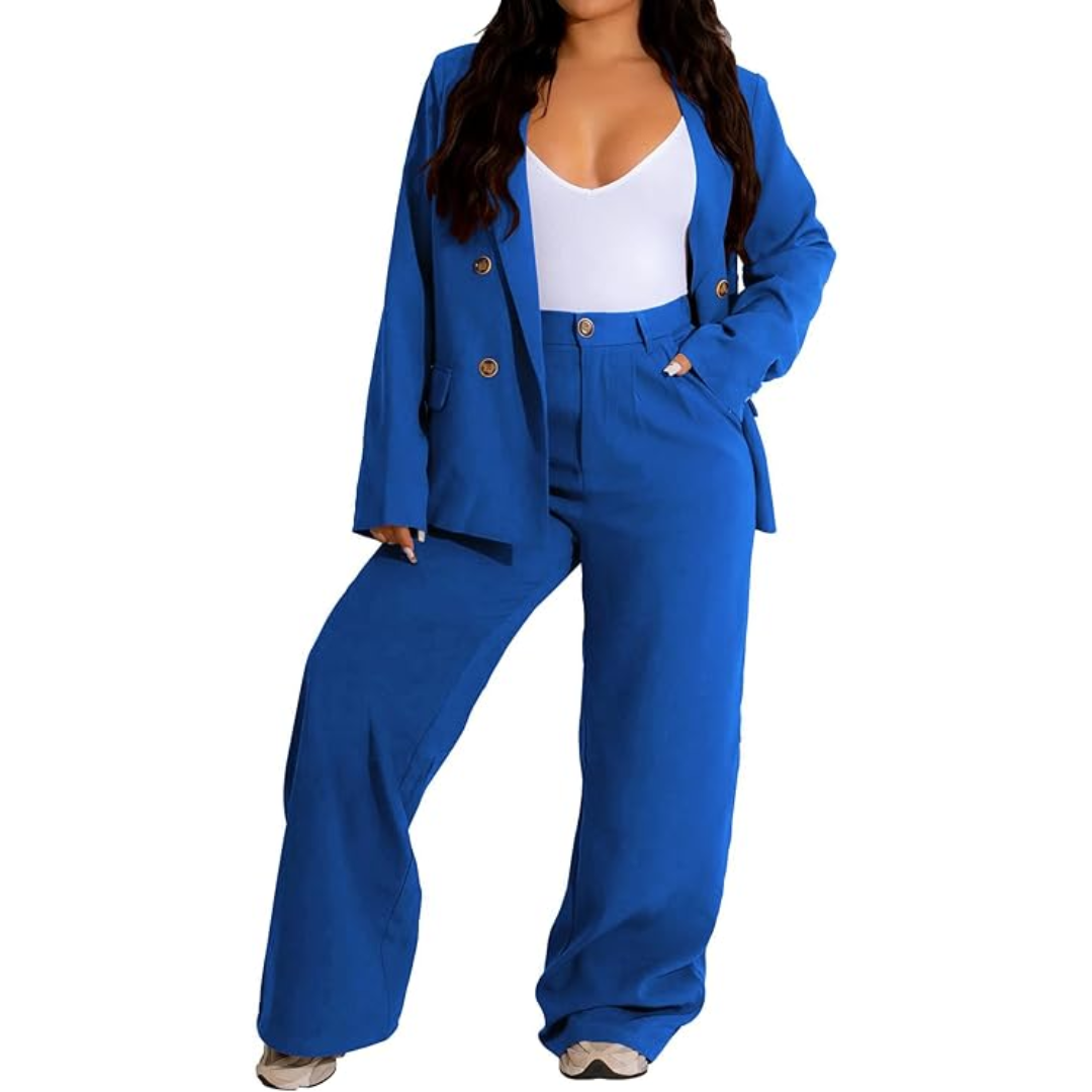 Frau in blauem Anzug mit weißem Top, modische Damenbekleidung, Business-Look.