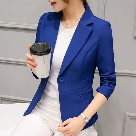 Frau in blauem Blazer mit Kaffeebecher, elegantes Business-Outfit, Büro-Mode.