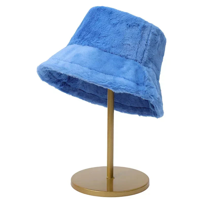 Blauer Plüsch-Bucket-Hut auf goldenem Ständer, modisches Accessoire, Wintermode.