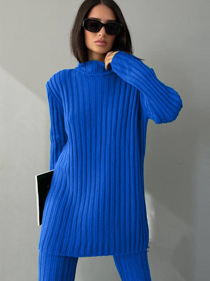 Frau in blauem Strickpullover, Sonnenbrille, modisch, elegant, Herbstmode, Damenbekleidung.