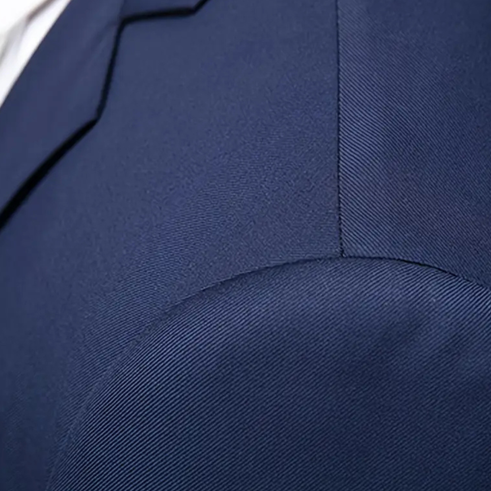 Dunkelblauer Anzugstoff, Nahaufnahme, hochwertige Textur, elegantes Design, Herrenmode.