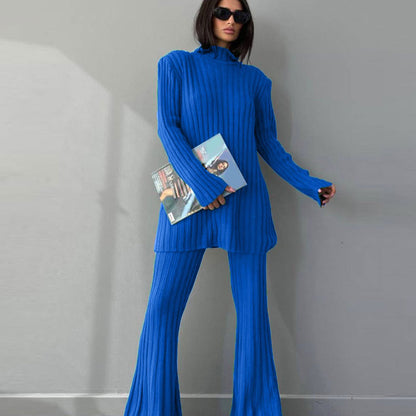 Frau in blauem Strickanzug mit Buch, modisch, elegant, Herbstmode, Damenbekleidung.